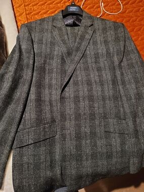 Joseph Abboud Gray Plaid 2 Button Designer Suit
